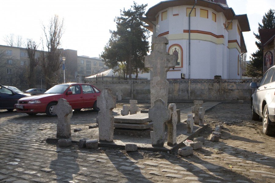 Monument fără autorizaţie printre maşini - Au pus şi cruce pizzeriei Da-Isi