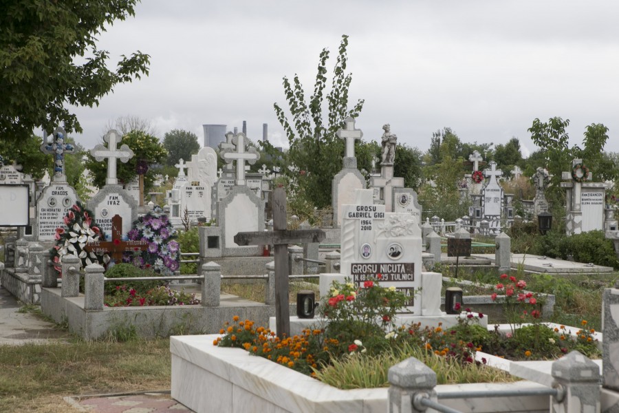 În cimitirele gălăţene: Doar 20 la sută dintre morminte au fost cartate