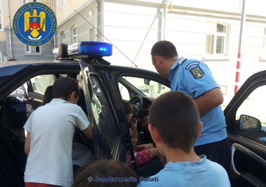 Pentru prevenirea violenţei - Jandarmii răspund întrebărilor copiilor