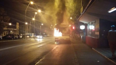 Un AUTOBUZ a luat FOC în Galaţi. Nu se ştie încă de la ce a pornit incendiul