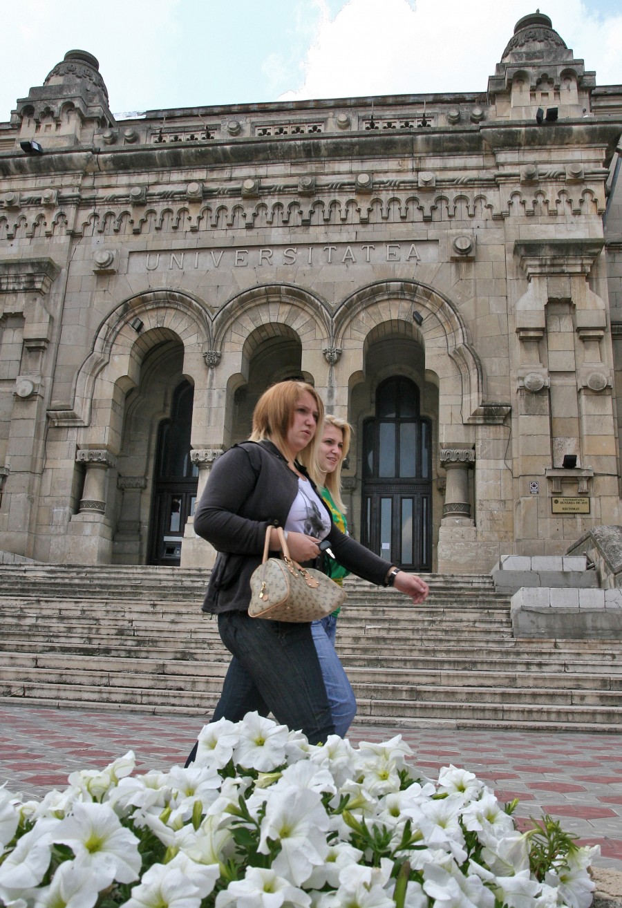 Zece facultăţi de la "Universitatea Dunărea de Jos" au prelungit înscrierea la admitere