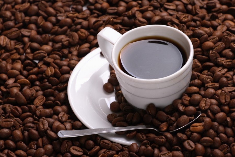 Adulţii care beau trei ceşti de cafea pe zi beneficiază de o scădere a riscului de deces