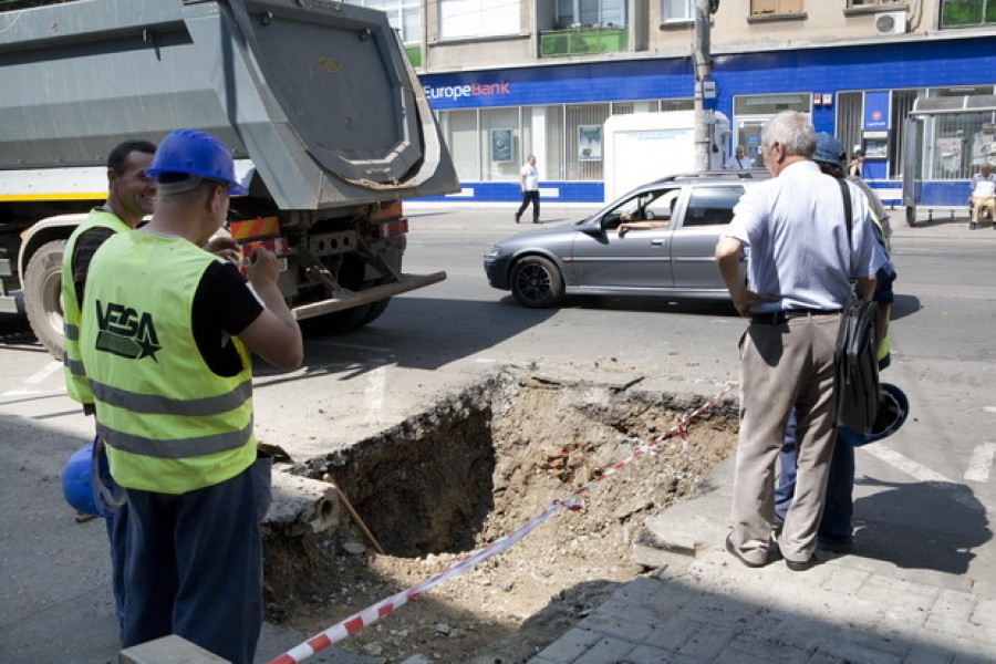 Dictatura gropilor - Strada Oltului rămâne închisă încă o lună (FOTO)