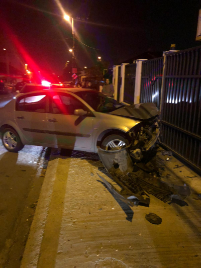 Un șofer este în stare gravă după ce a intrat cu mașina în gard