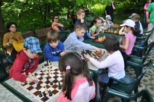 Concurs de şah la iarbă verde de Ziua Tineretului în Galaţi