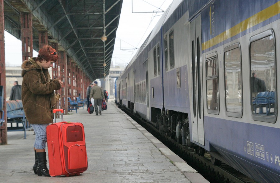 Gălăţenii ne scriu: Călătorie cu trenul, la grămadă şi în miros de urină