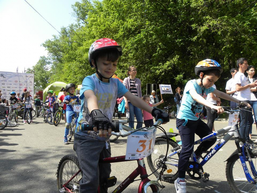 Juniorii pedalează, în pădure