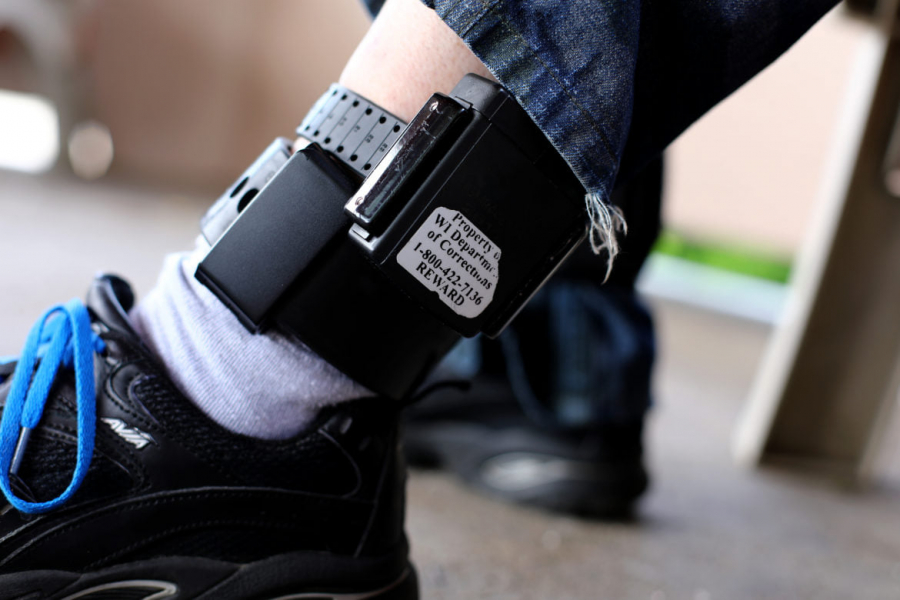 Brățările taie cheful de bătaie în gospodării. Monitorizarea electronică ține poliția aproape