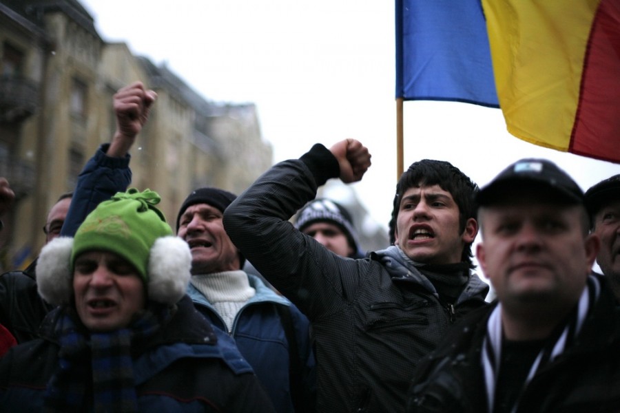 Protestul agricultorilor de la Piaţa Victoriei: Manifestanţii au aruncat cu garduri în jandarmi 