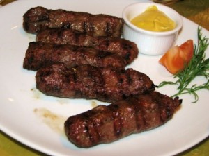 A intrat în spital după ce a mâncat mici de la un supermarket din Galaţi