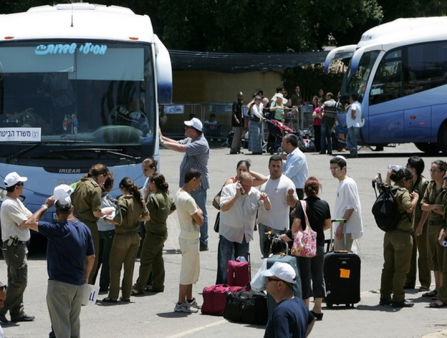 38 de cetăţeni români, evacuaţi spre Egipt, în contextul violenţelor din Fâşia Gaza şi Israel