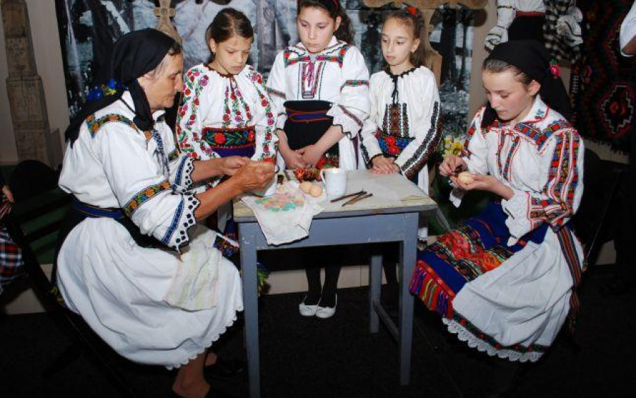 Biblioteca şi promovarea tradiţiilor populare