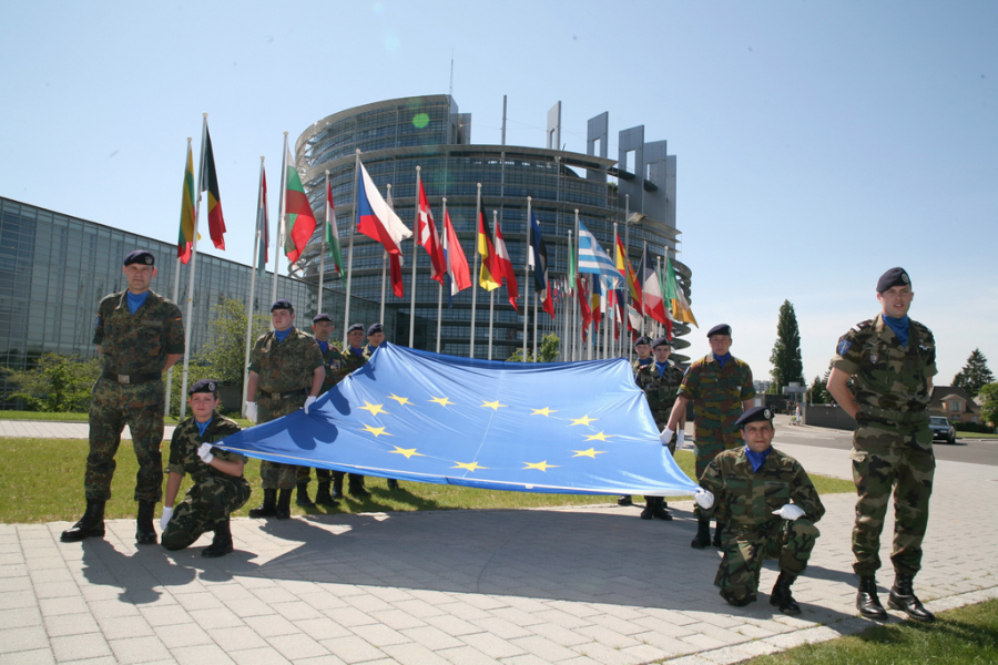 Consolidare a industriei europene de apărare, prin achiziții comune