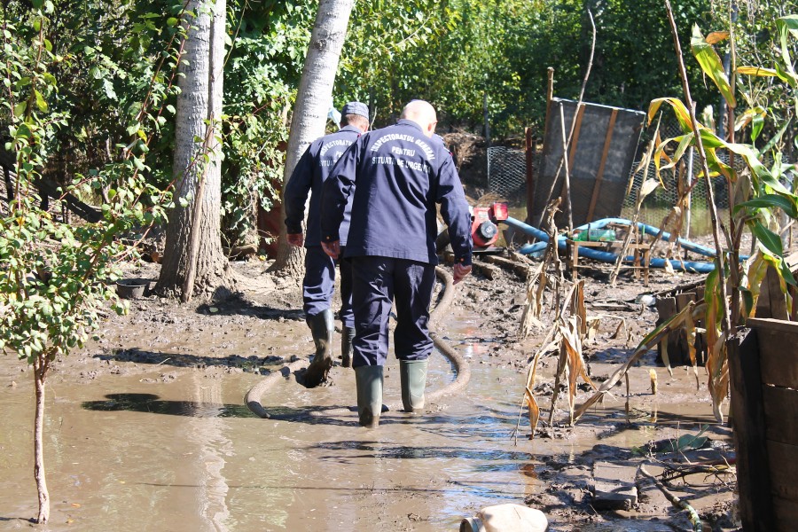 Situaţie fără precedent la Chiraftei/ Oamenii au stat şi zece zile cu apa în curte (FOTO) 