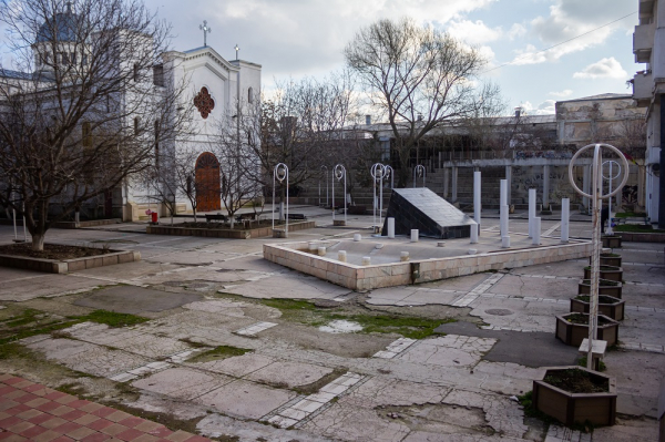 Το προαύλιο της ελληνικής εκκλησίας μεταμορφώνεται.  Ανατέθηκε έργο ανάπλασης
