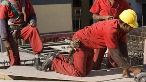 Munca în străinătate. Atenţie la firma care vă găseşte de lucru