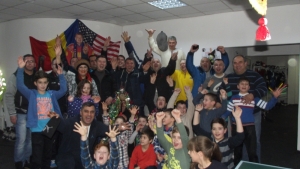 VIDEO/ Pluguşorul micilor hocheişti: „Ţintiţi poarta măi flăcăi şi strigaţi cu toţii, hăăăi”