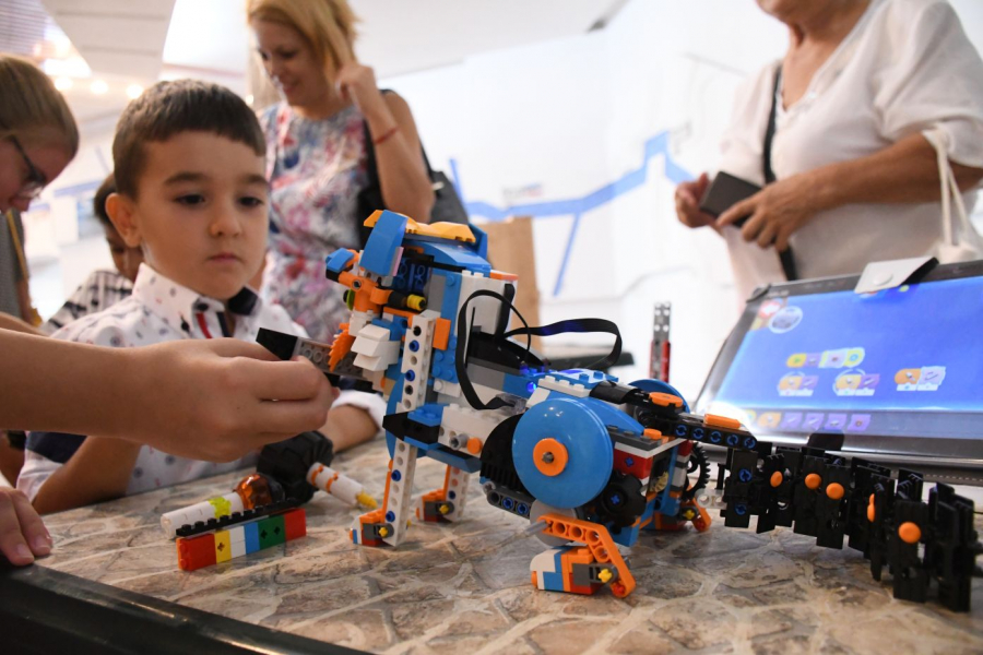 Expoziţie de roboţi, concurs şi surprize de Crăciun