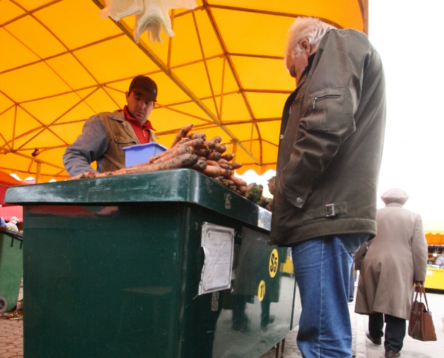 Legea micului fermier se zbate în chinuri - Producătorii nu au hârtii, iar samsarii îşi văd de profit