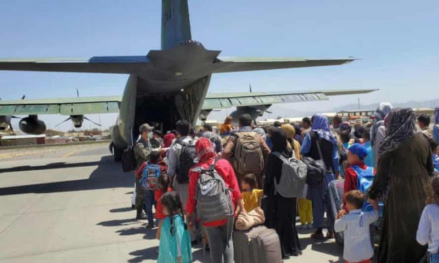 UPDATE: Atacuri teroriste lângă aeroportul din Kabul, soldate cu peste 100 de morți