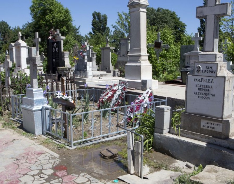 GALERIE FOTO / Se surpă mormintele în cimitirul Eternitatea. Vezi aici care este cauza