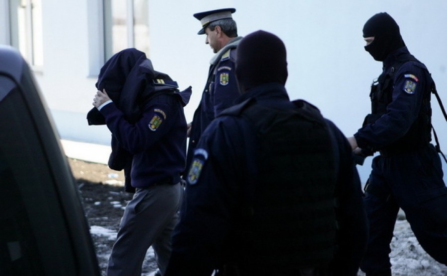 Poliţiştii gălăţeni prinşi făcând contrabandă cu ţigări au fost arestaţi pentru 29 de zile