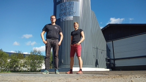 Bateria dezvoltată de Tommi Eronen (dreapta) și Ville Kivioja (stânga) furnizează suficientă căldură pentru 100 de locuințe