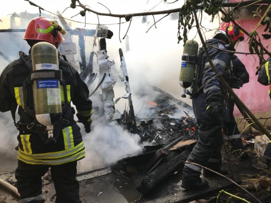 Incendiu produs de la o lumânare. Un bărbat a ajuns la spital cu arsuri