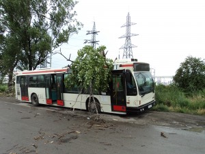 Copac DOBORÂT de vânt peste un autobuz Transurb