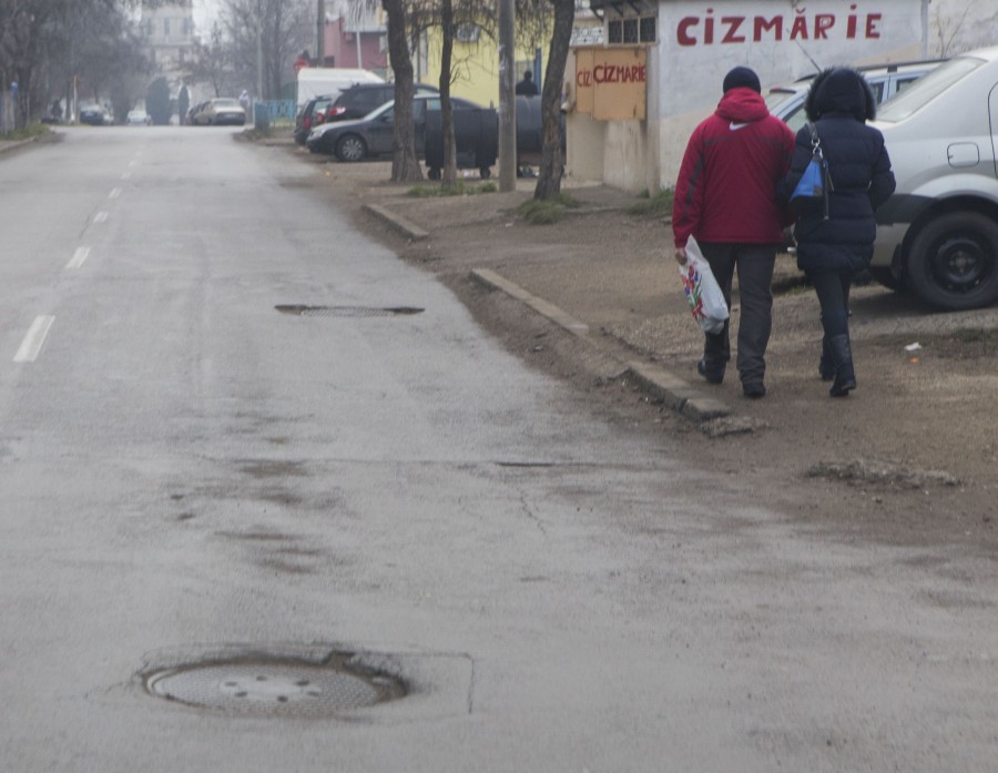 Canalizările refulează la fiecare ploaie/ Strada care poate fi traversată doar cu cizme din cauciuc