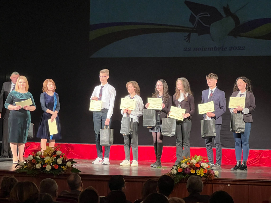 Elevii gălăţeni de 10, premiați la Gala excelenței în educație
