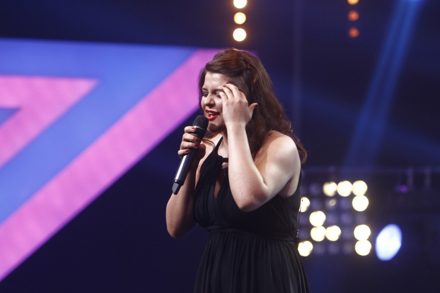 Succes în duelurile X Factor/ Gălăţeanca Alexandra Crişan l-a făcut din nou să lăcrimeze pe Ştefan Bănică (FOTO&VIDEO)