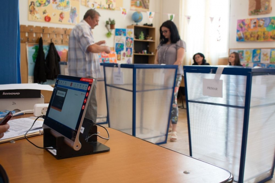 Accident nefericit la o secţie de votare din Tecuci/ Operatoarea IT şi-a spart capul