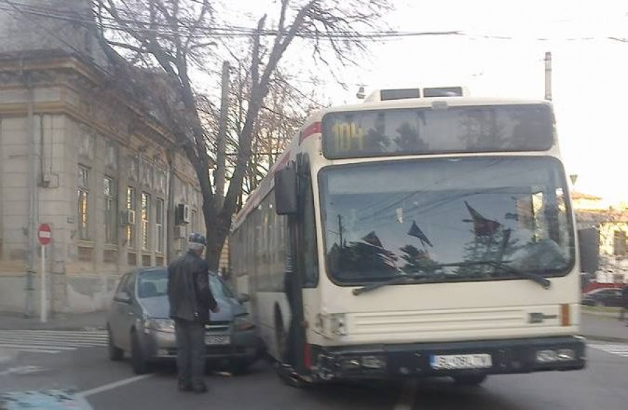 Fără grijă la prioritate! Un autobuz şi un Chevrolet s-au ciocnit la Universitate