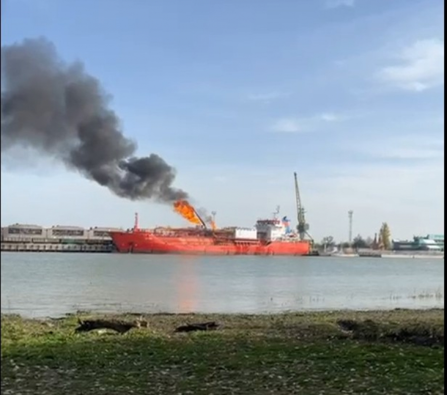 Sute de români evacuați, după ce o navă cu GPL a fost lovită de ruși