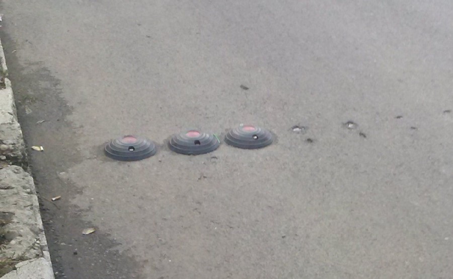 Să facem slalom printre "ţâţe" în faţa şcolii!