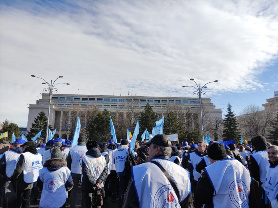 Profesorii, avertizaţi că nu-şi vor primi salariile la timp