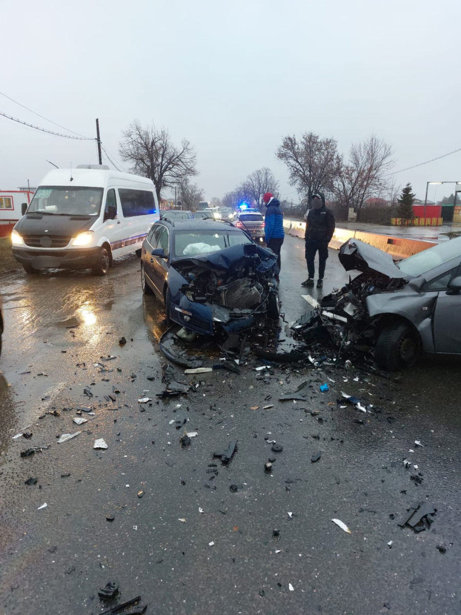 Accident grav la ieșirea din Galați. O mașină a intrat pe contrasens, la Metro (FOTO)