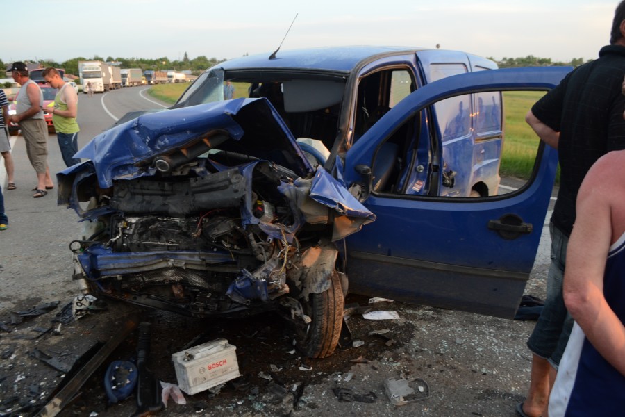 Accident VIOLENT pe DN25. Patru persoane au fost RĂNITE