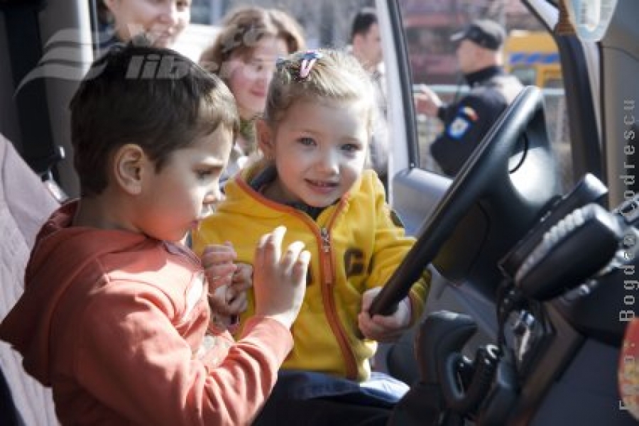 Copiii gălăţeni invadează Poliţia