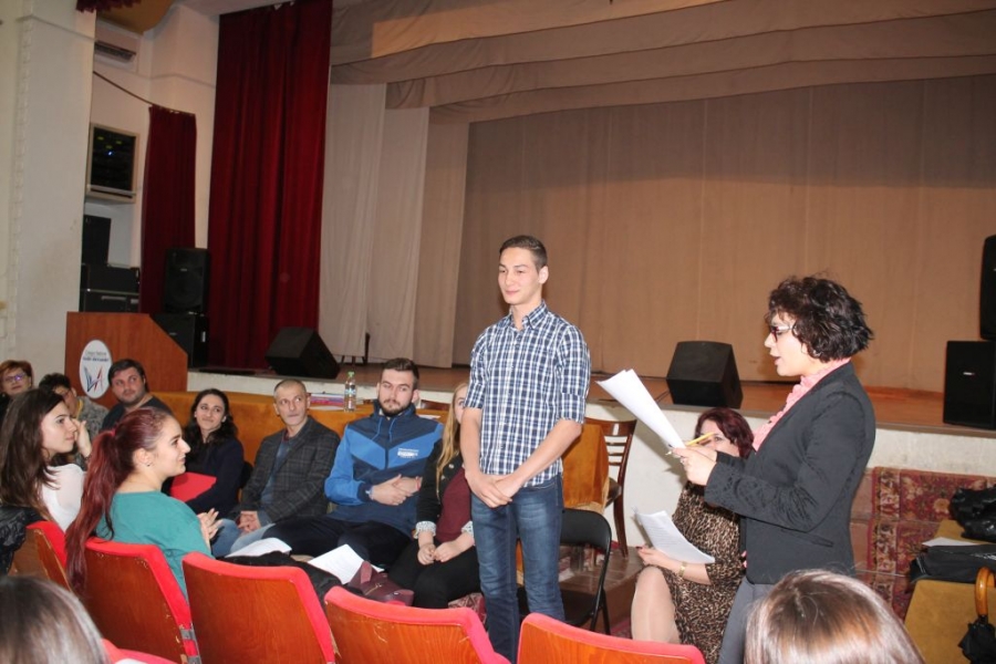 CE SCHIMBĂRI VOR ELEVII. Educaţia din România, subiect fierbinte la Galaţi