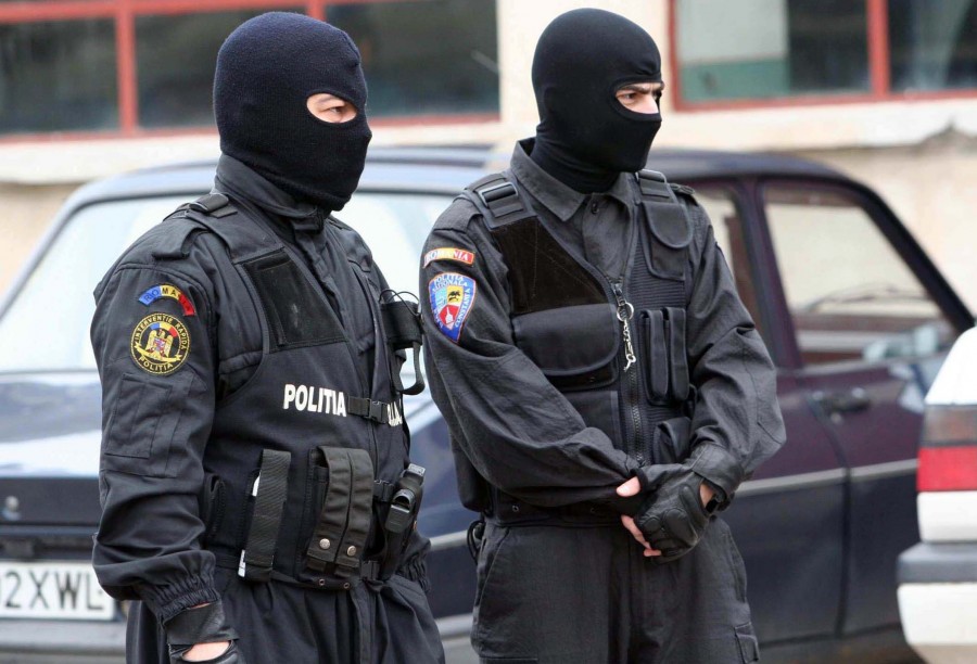 Amenzi peste amenzi şi mărfuri confiscate de poliţiştii gălăţeni în Vinerea Mare. Au căutat miei şi au găsit... petarde!