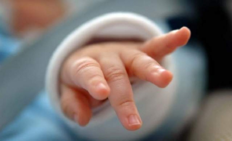 Inconştienţa părinţilor şi leacurile băbeşti au pus în pericol viaţa unui bebeluş