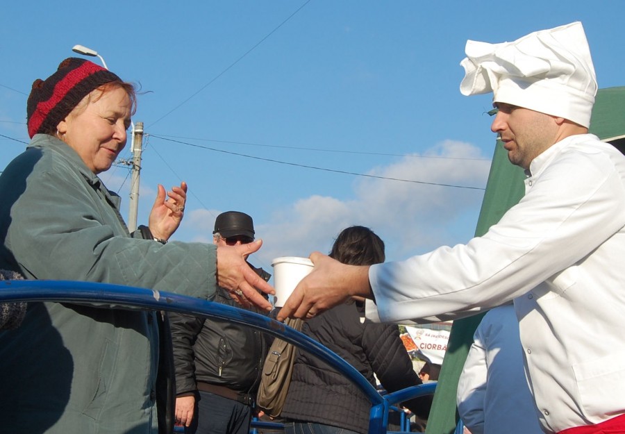 GALERIE FOTO / Gălăţenii s-au îmbulzit la borşul de peşte oferit de Primărie