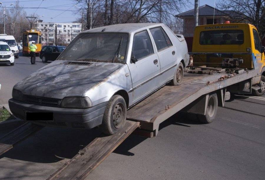 Maşinile abandonate prin oraş sunt greu de ridicat