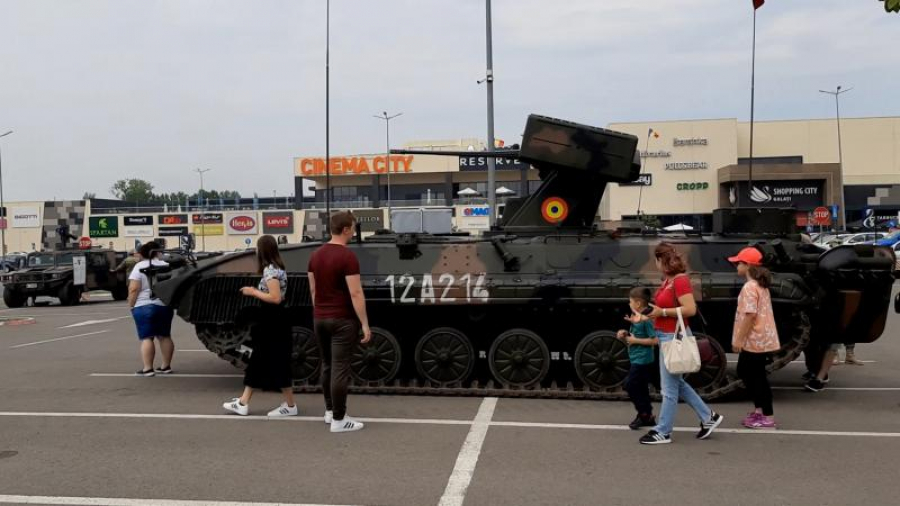 Mall-ul din Galați, „asediat” de blindatele Infanteriei Mecanizate. Expoziţie de tehnică și echipamente militare