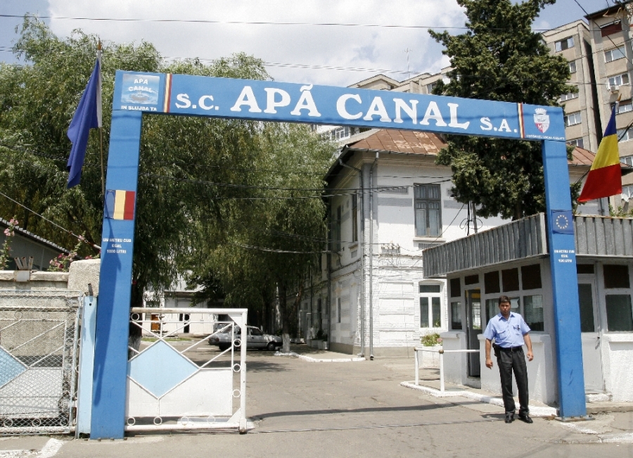 Apă Canal, ACUZATĂ că îşi bate joc de consumatori. CE RECLAMĂ UN GĂLĂŢEAN