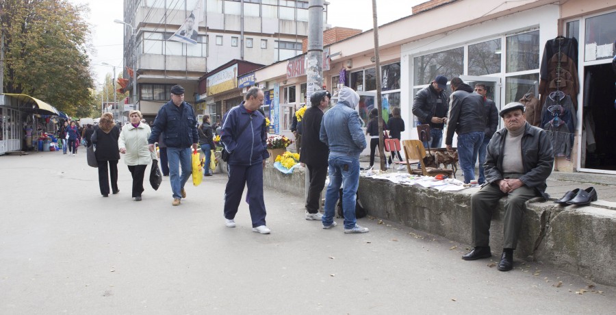 Începând de luni, se asfaltează aleile din zona Piaţa Micro 19