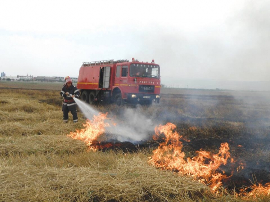 Intervenţii peste intervenţii. INCENDIILE de vegetaţie le dau de furcă pompierilor