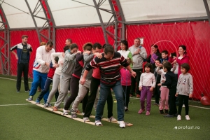 CATEDRA/ Părinţi şi copii, în competiţie pe terenul de sport al şcolii